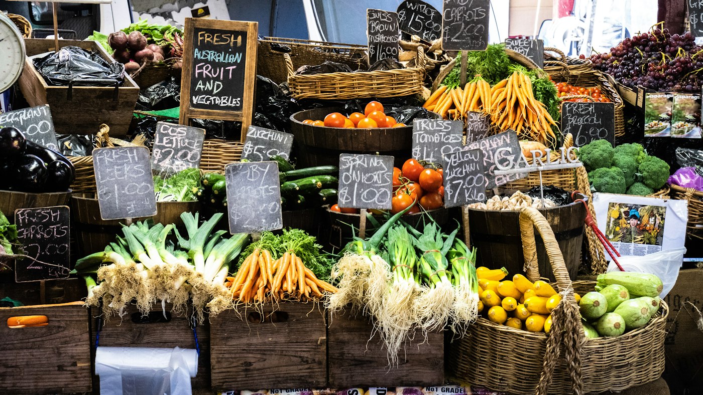 Étal de légumes frais au marché